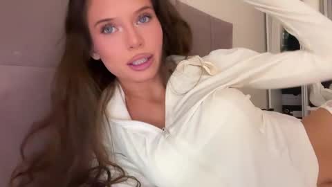 Snapshot of angel_isia chatting on 04/17/26, 09:40 isia online show from 04/17/26, 09:40
