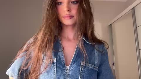 Snapshot of angel_isia chatting on 05/16/26, 04:28 isia online show from 05/16/26, 04:28