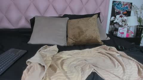 Snapshot of angel_light888 chatting on 12/30/24, 01:04 Angel online show from 12/30/24, 01:04