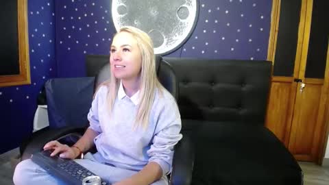 Snapshot of angel_white25 chatting on 12/05/25, 03:15 Angel online show from 12/05/25, 03:15