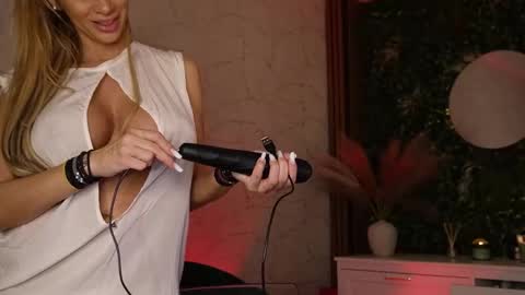 Anysia online show from 12/23/25, 05:38