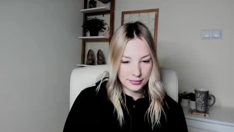 Snapshot of angela21babe chatting on 02/17/26, 06:32 Angela online show from 02/17/26, 06:32