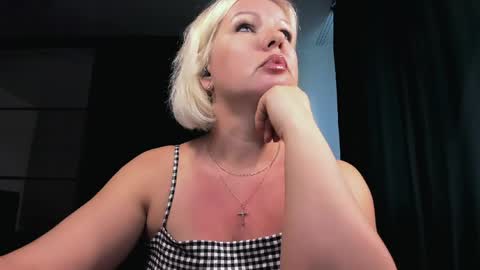 Snapshot of angelaroberti2 chatting on 06/05/26, 06:13 glow online show from 06/05/26, 06:13