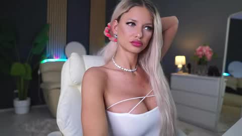 Snapshot of angeleyesblue25 chatting on 03/25/26, 07:53 annita online show from 03/25/26, 07:53