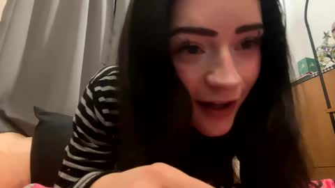 Snapshot of angelgirldolly chatting on 12/27/24, 03:31 Alina Ari online show from 12/27/24, 03:31