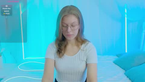 Snapshot of angeli_eyes chatting on 10/18/25, 02:18 Ksenia online show from 10/18/25, 02:18