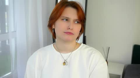 Snapshot of angeliastouffer chatting on 10/27/25, 08:18 Viola online show from 10/27/25, 08:18
