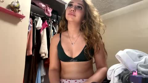 Snapshot of angelicasn0w chatting on 01/17/25, 12:31 AngelicaSnow AngelParis online show from 01/17/25, 12:31