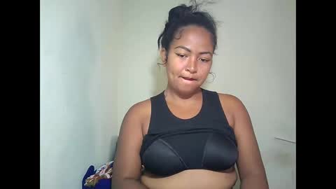 Snapshot of angelice33 chatting on 12/17/25, 06:19 angelice33 online show from 12/17/25, 06:19