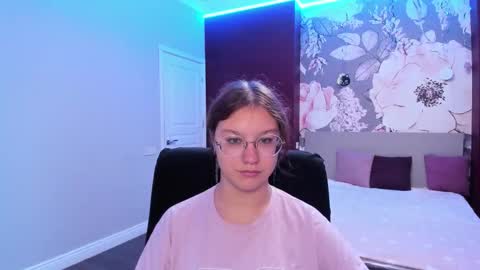 AngelinaLow online show from 09/17/25, 11:23