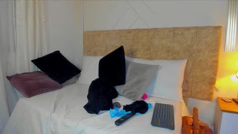 angelinarouse_ online show from 12/17/25, 06:19