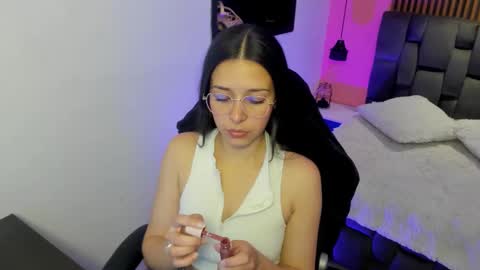 Snapshot of angeline_davies chatting on 10/10/25, 04:00 angeline_davies online show from 10/10/25, 04:00