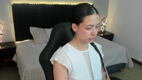 Snapshot of angeline_davies chatting on 10/28/25, 03:43 angeline_davies online show from 10/28/25, 03:43