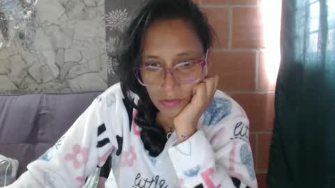 Snapshot of angelitaa_hot chatting on 01/28/25, 01:27 angela online show from 01/28/25, 01:27