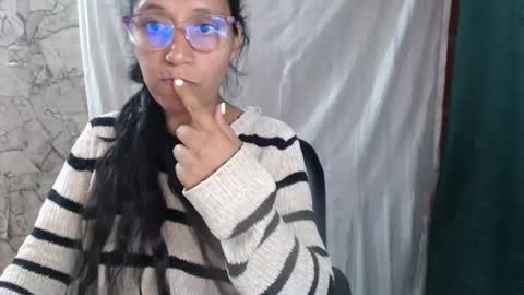 Snapshot of angelitaa_hot chatting on 09/16/25, 02:01 angela online show from 09/16/25, 02:01