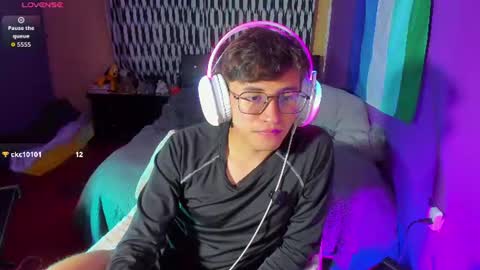 Snapshot of angelito18_twink chatting on 06/11/26, 02:53 Angel online show from 06/11/26, 02:53