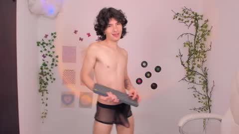 Snapshot of angelo_duarte chatting on 09/30/25, 07:41 Angel online show from 09/30/25, 07:41