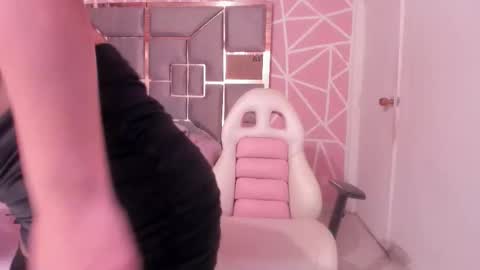 Anggi  online show from 11/23/25, 10:59