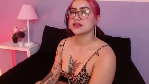 Snapshot of angie99_gh chatting on 01/22/25, 08:18 Angie online show from 01/22/25, 08:18