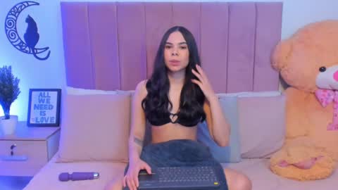 Snapshot of angiegriffin chatting on 01/28/25, 06:27 Milo ---- online show from 01/28/25, 06:27