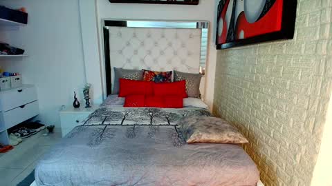 laura  online show from 09/18/25, 11:07