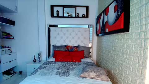 laura  online show from 11/04/25, 08:52