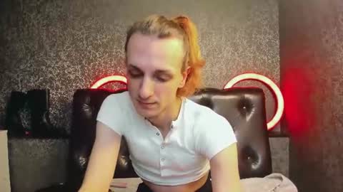 Snapshot of anjella_botton chatting on 06/25/26, 06:23 Angel online show from 06/25/26, 06:23