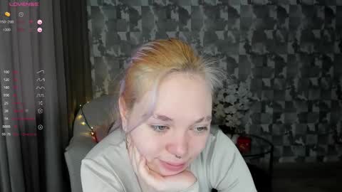 Snapshot of anna_aaaa chatting on 12/22/25, 08:33 Anna online show from 12/22/25, 08:33