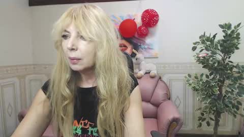 Anna Ditrih online show from 02/19/25, 12:33