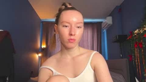 Snapshot of anna_kare chatting on 04/13/26, 12:43 Anna online show from 04/13/26, 12:43