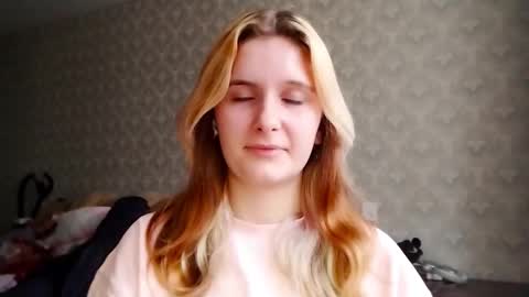 Snapshot of annabroun chatting on 11/01/25, 12:07 Aliia online show from 11/01/25, 12:07