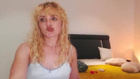 Snapshot of annaevv chatting on 10/05/25, 10:35 annaevv online show from 10/05/25, 10:35