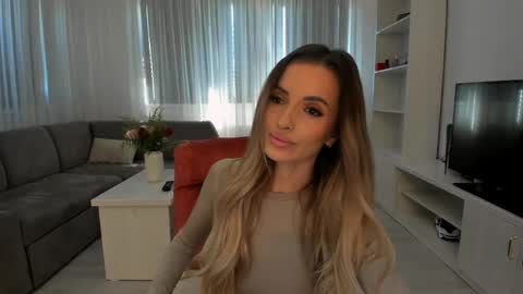 annaise  online show from 04/26/26, 08:45
