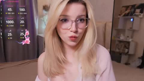 Snapshot of annamooree chatting on 04/17/26, 04:32 im Sophie online show from 04/17/26, 04:32