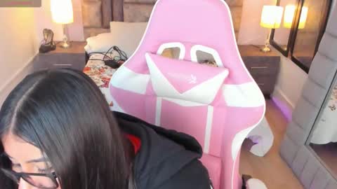 Snapshot of annaswift_ chatting on 01/13/26, 12:32 Anna online show from 01/13/26, 12:32