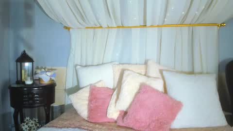 Snapshot of annavictoria__ chatting on 11/04/25, 10:42 Anna Victoria online show from 11/04/25, 10:42