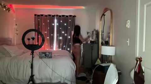 annaxoxo_ online show from 12/17/25, 07:53