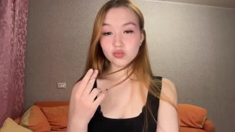 Snapshot of anne_blossomm chatting on 03/28/26, 05:01 anne_blossomm online show from 03/28/26, 05:01