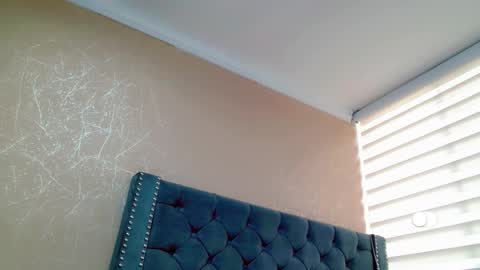 Snapshot of anne_julienne chatting on 02/14/26, 09:44 online show from 02/14/26, 09:44