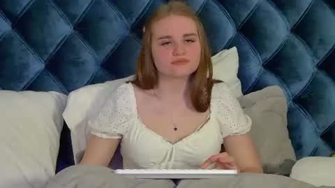Snapshot of annetbennette chatting on 06/26/26, 05:45 AnnetBennette online show from 06/26/26, 05:45