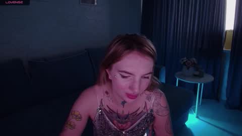 Snapshot of annetenet chatting on 10/17/25, 07:22 Annet online show from 10/17/25, 07:22