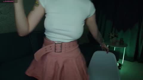 Snapshot of annetenet chatting on 11/28/25, 09:23 Annet online show from 11/28/25, 09:23