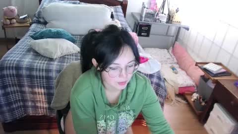 Snapshot of annie_swan_18 chatting on 01/21/25, 04:05 LAURA - A n n i e S w a n online show from 01/21/25, 04:05