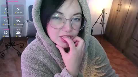 Snapshot of annie_swan_18 chatting on 02/05/25, 02:37 LAURA - A n n i e S w a n online show from 02/05/25, 02:37