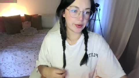 Snapshot of annie_swan_18 chatting on 10/05/25, 12:47 LAURA - A n n i e S w a n online show from 10/05/25, 12:47