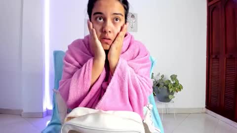 Snapshot of annie_sweet6 chatting on 12/22/25, 01:30 Annie online show from 12/22/25, 01:30