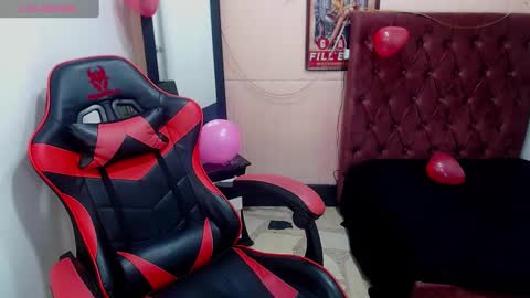 Snapshot of anniee_x chatting on 02/14/25, 12:57 Anniee online show from 02/14/25, 12:57