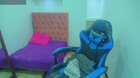 Snapshot of anniee_x chatting on 02/28/25, 05:37 Anniee online show from 02/28/25, 05:37