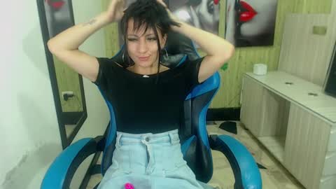 Snapshot of anniee_x chatting on 03/01/25, 02:44 Anniee online show from 03/01/25, 02:44