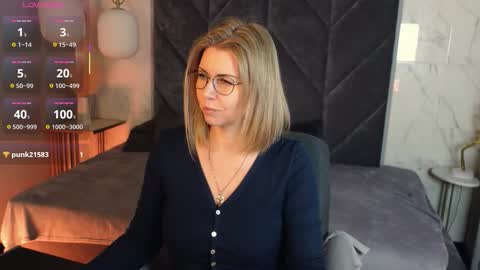 Snapshot of annielight chatting on 12/23/25, 06:00 Annie online show from 12/23/25, 06:00